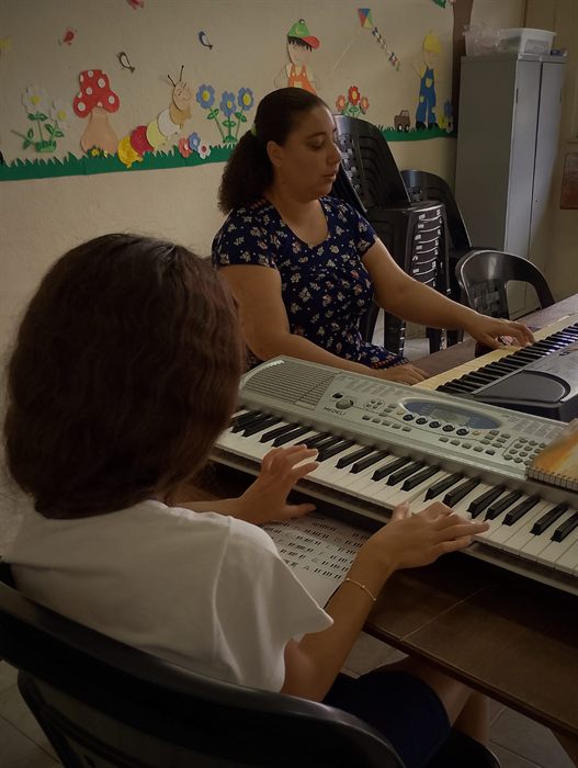 Aula de teclado na Escola de Música AdoraSom