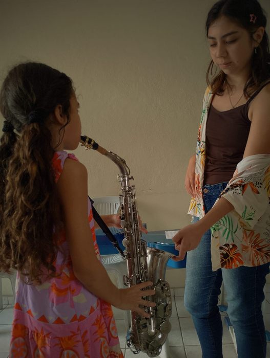 Aula de saxofone na Escola de Música AdoraSom