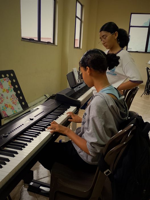 Aula de piano na Escola de Música AdoraSom
