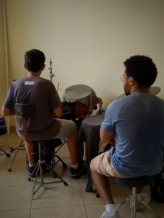 Aula de bateria na Escola de Música AdoraSom