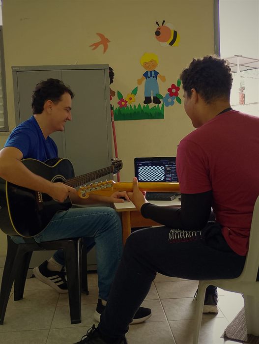 Aula de violão na Escola de Música AdoraSom