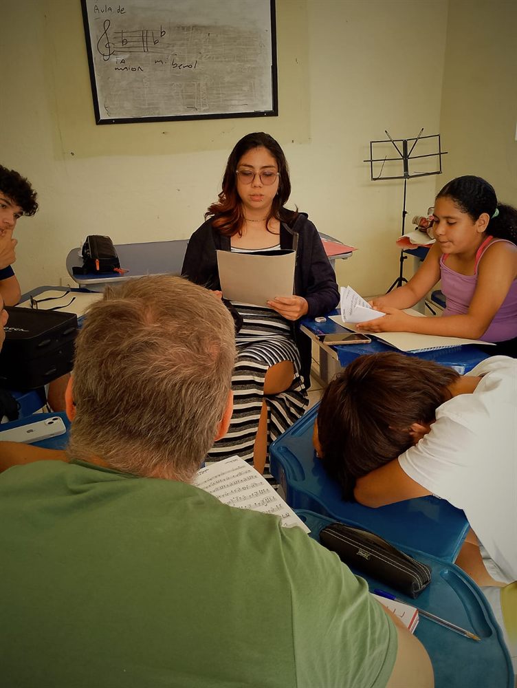 Aula em grupo na Escola de Música AdoraSom