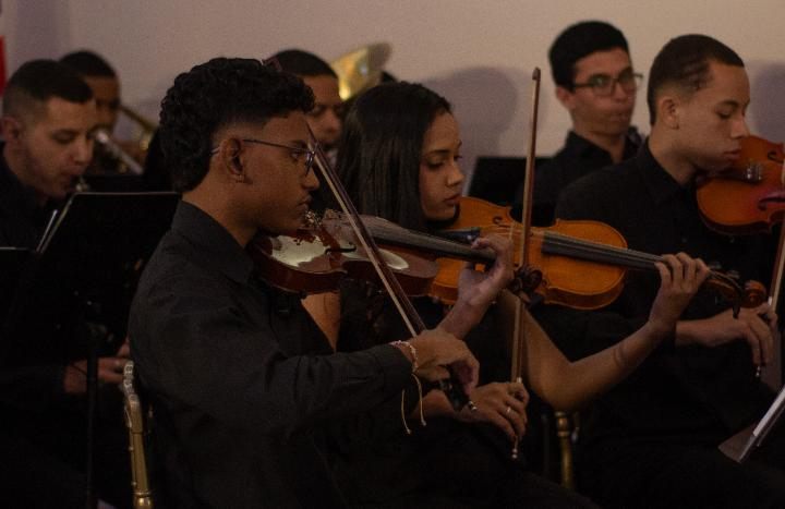 Naipe de cordas da AdoraSom Orquestra durante apresentação
