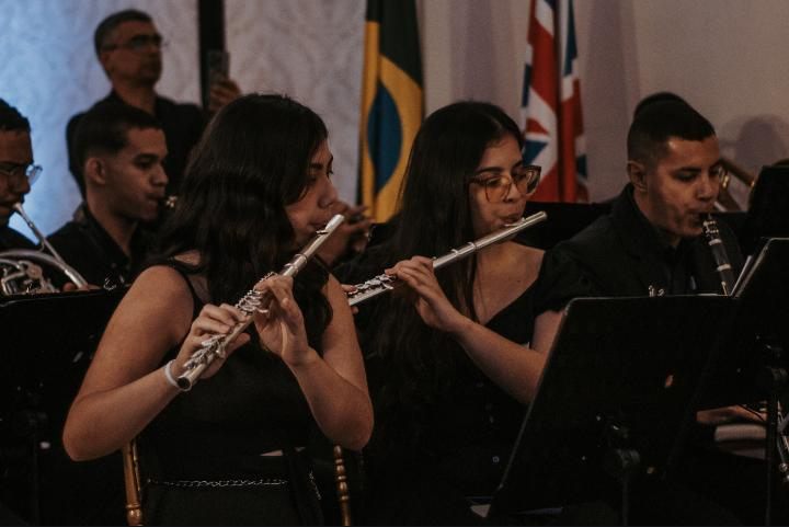 Flautistas da AdoraSom Orquestra durante apresentação