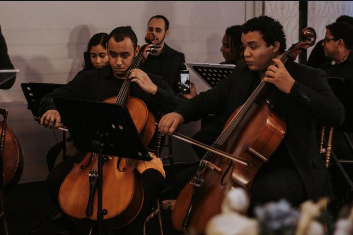 Violoncelistas da AdoraSom Orquestra durante apresentação