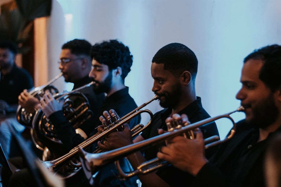 Naipe de metais da AdoraSom Orquestra durante apresentação