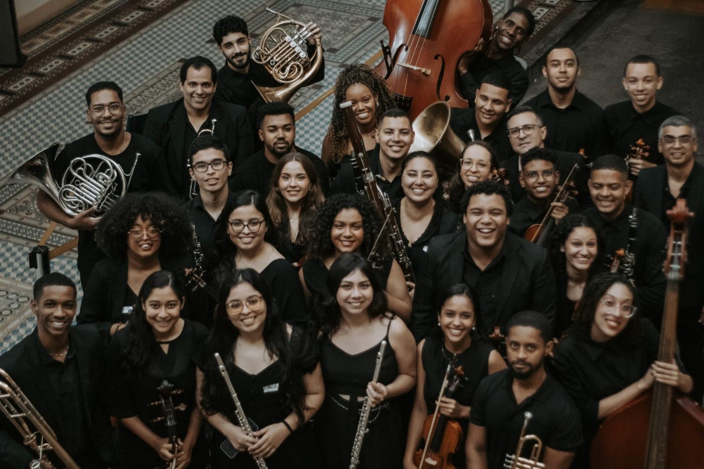 Integrantes da AdoraSom Orquestra reunidos com seus instrumentos